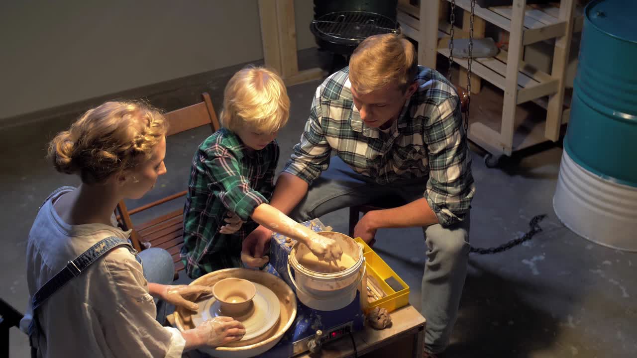 느린 동작, 여자가 남자와 소년에게 도자기 바를 가르니다.