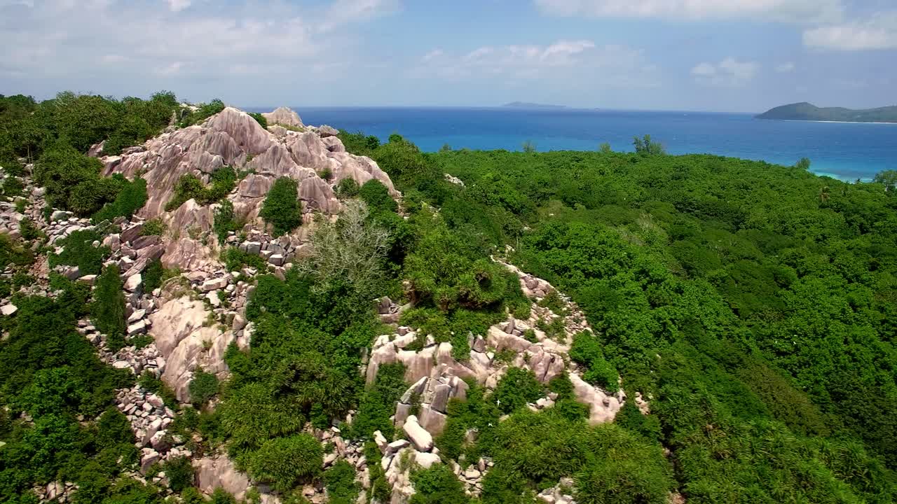 revelación de una colina de granito de aspecto asombroso en una pequeña isla remota en seychelles, áfrica