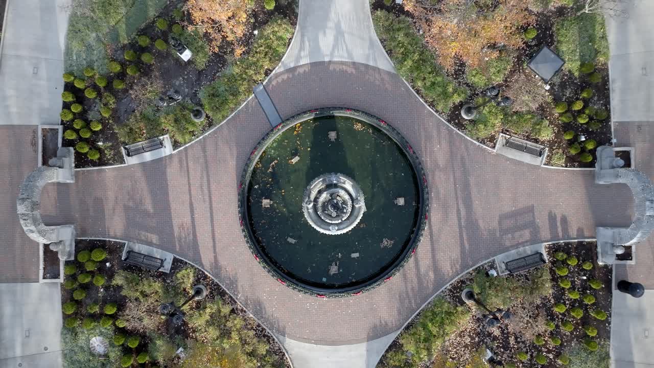 fountain square park en el centro de bowling green, kentucky con un video de drones en movimiento hacia arriba