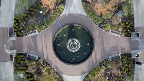 켄터키 주 볼링 그린 시내의  스어 파크 (fountain square park) 에서 드론 영상으로 상공을 이동하고 있습니다.