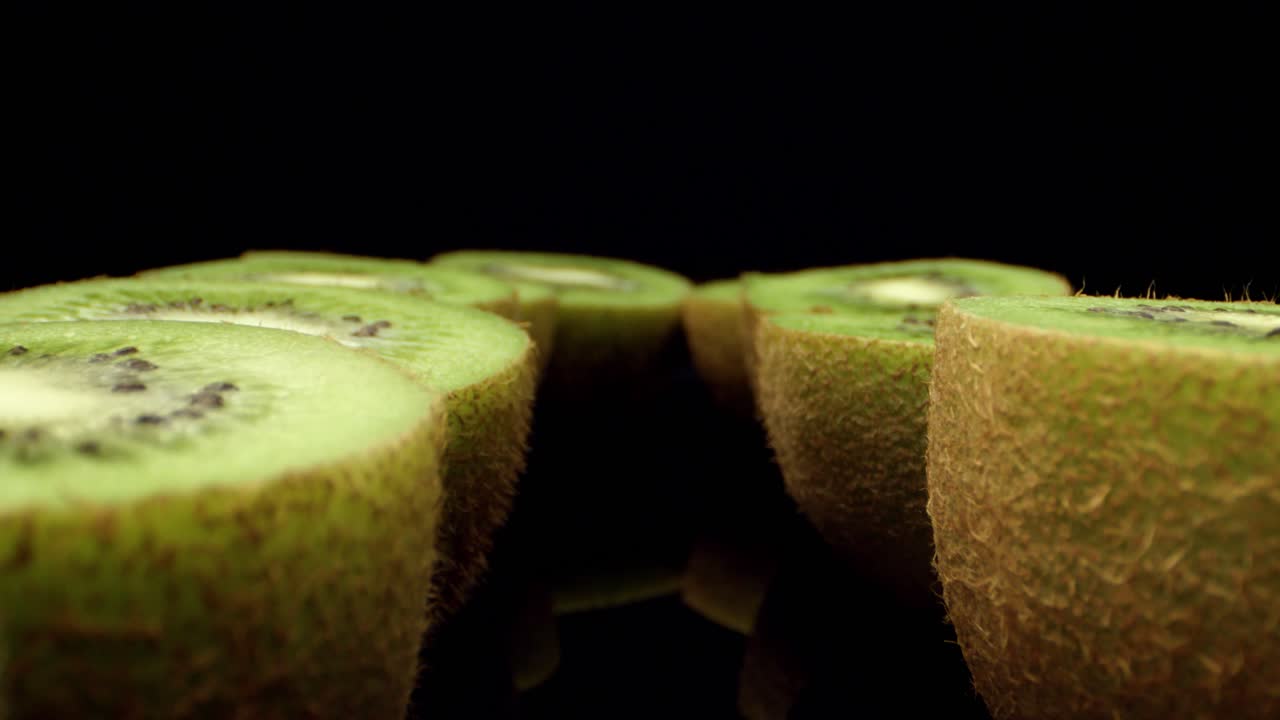 Kiwi verde fresco e succoso tagliato a metà, primo piano super macro, ripresa dall'alto Laowa 4K di alta qualità.