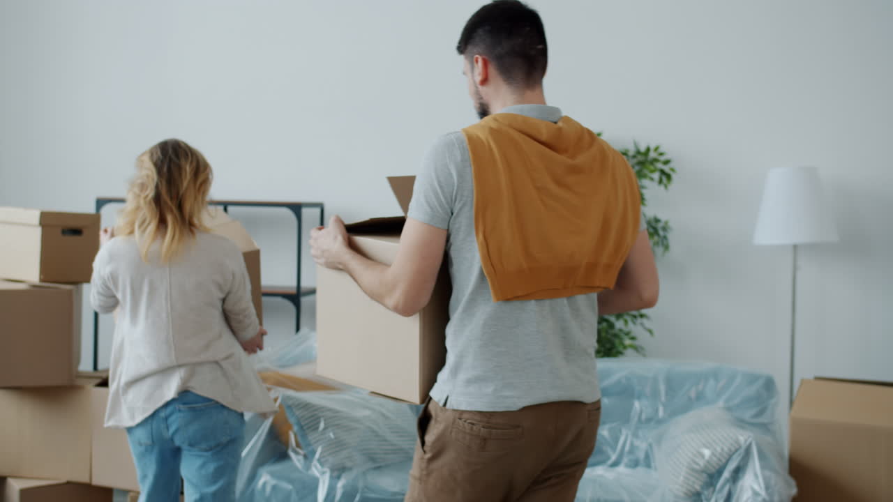 pareja que se muda a un nuevo hogar