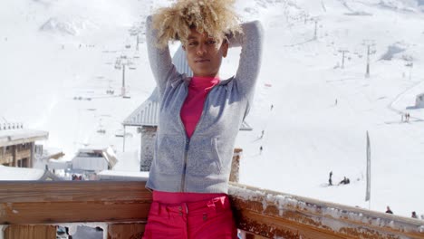 Mujer-Joven-Celebrando-La-Temporada-De-Invierno