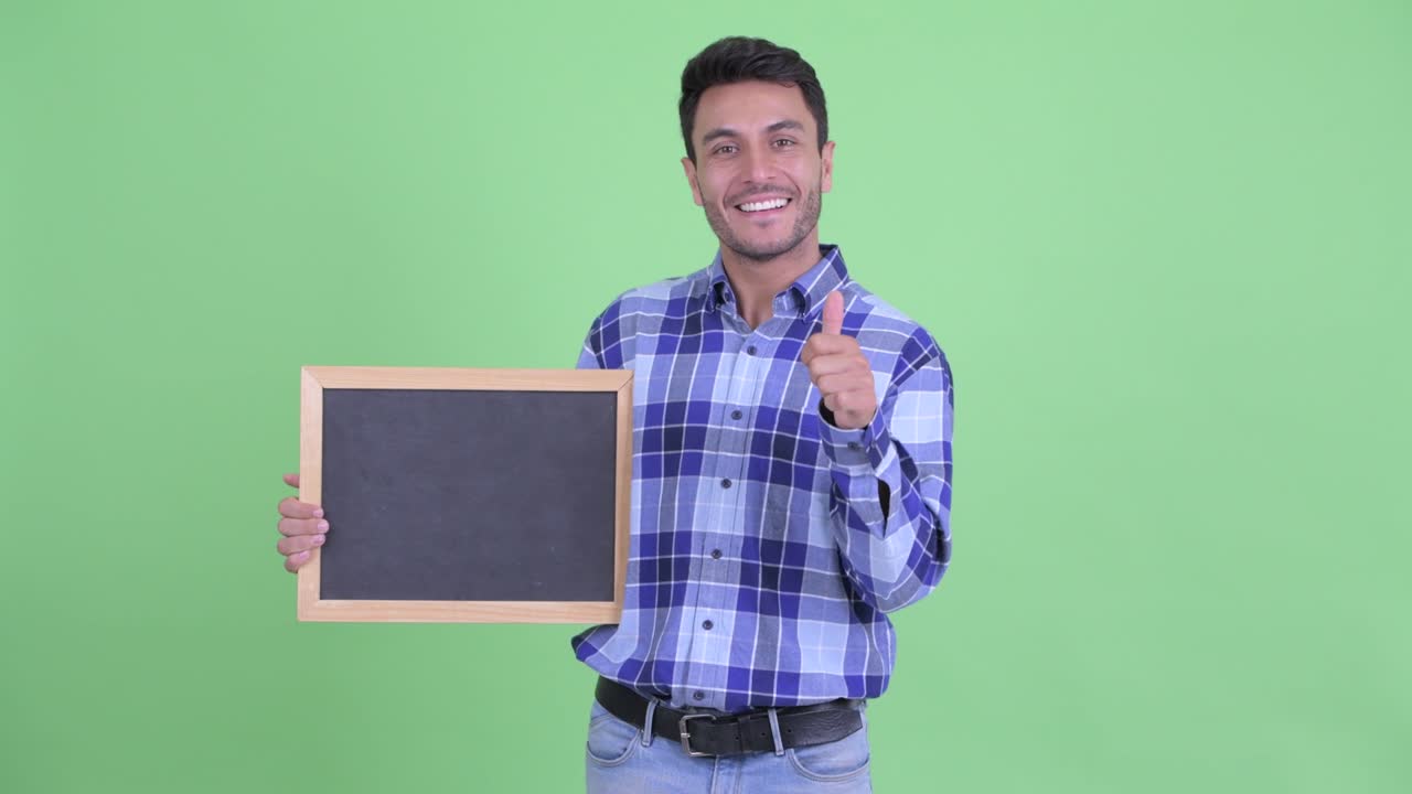 Jovem homem hispânico bonito