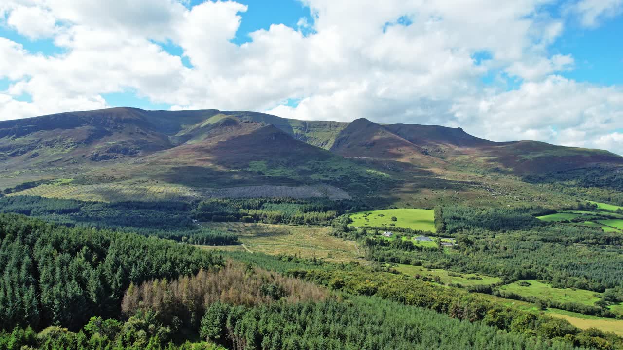 따뜻한 여름 밤에 아일랜드의 워터포드 워터포드 산맥의 정적 드론  ⁇