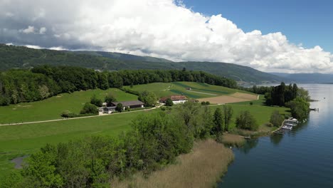 El-Pueblo-De-Twan-tüscherz-A-Orillas-Del-Lago-Biel