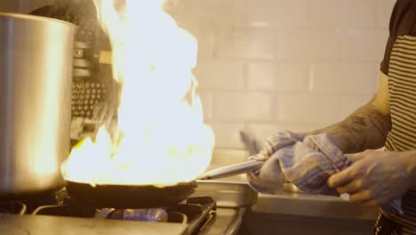 chef cocinando con llamas