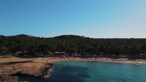 Vista-Aérea-De-Drones-De-La-Famosa-Playa-De-Cala-Bassa-En-Ibiza,-Isla-Pitiusa,-España