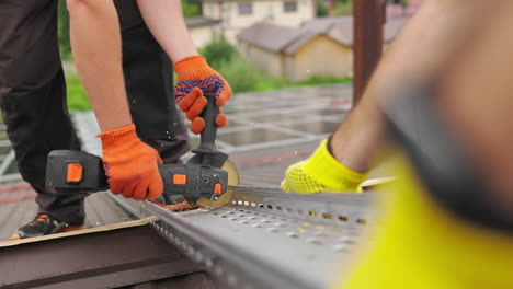 construcción de techos con instalación de conductos metálicos