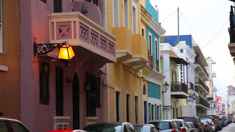 una zona urbana en puerto rico con una larga fila de coches y edificios