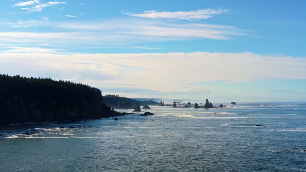 impresionante lapso de tiempo de drones aéreos de la hermosa tercera playa en forks, washington, con grandes formaciones rocosas, acantilados, pequeñas olas y espuma marina en una cálida y soleada mañana de verano