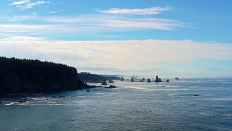 Impresionante-Lapso-De-Tiempo-De-Drones-Aéreos-De-La-Hermosa-Tercera-Playa-En-Forks,-Washington-Con-Grandes-Formaciones-Rocosas,-Acantilados,-Pequeñas-Olas-Y-Espuma-De-Mar-En-Una-Cálida-Y-Soleada-Mañana-De-Verano