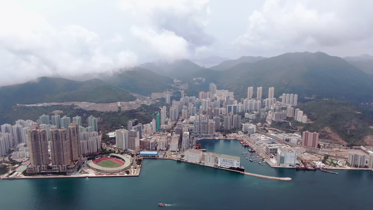 bahía de hong kong y rascacielos residenciales frente al mar, vista aérea