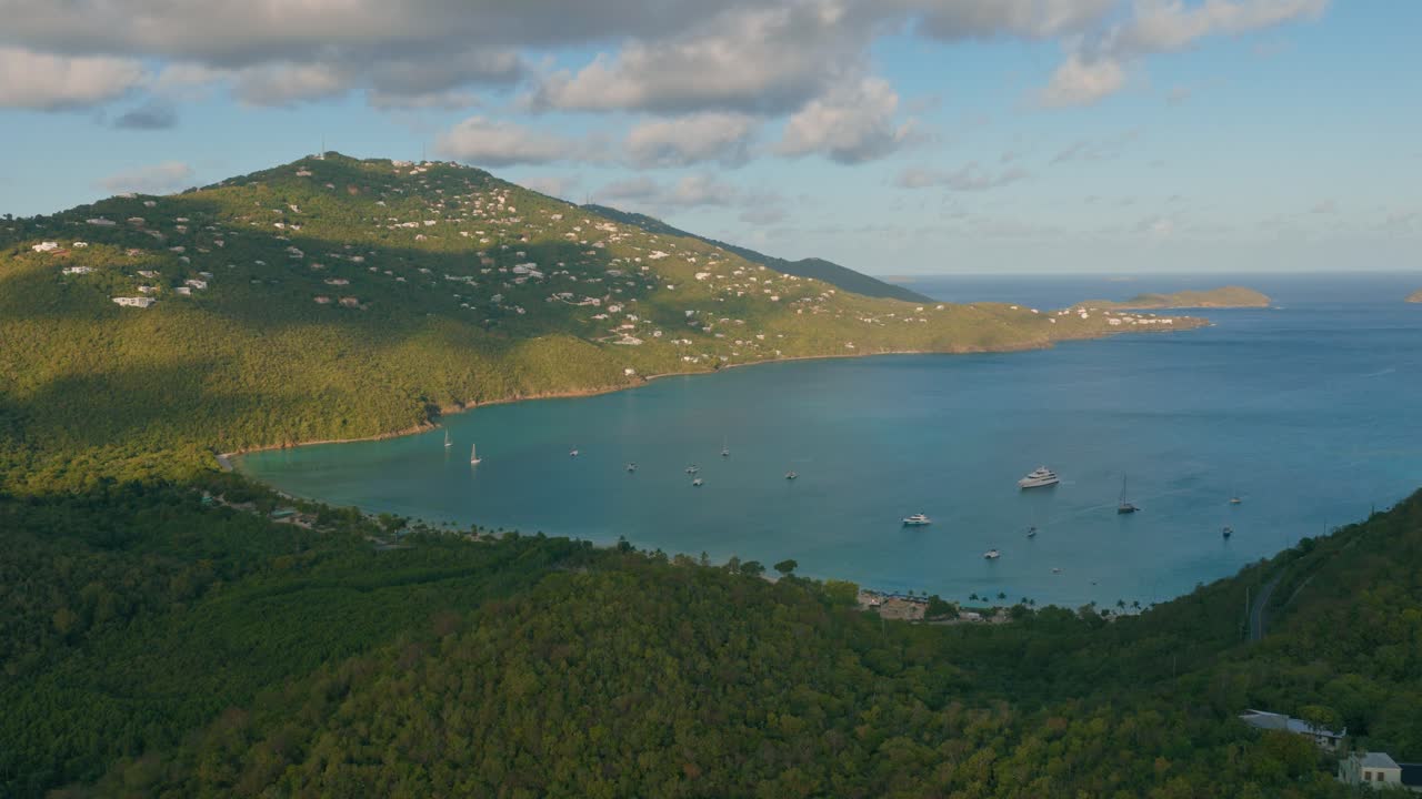 Pittoresca forma a ferro di cavallo della spiaggia di Magens Bay sull'isola di St. Thomas nelle Isole Vergini Americane. Ripresa aerea con drone.