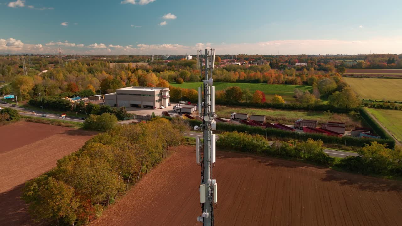 toma cinematográfica de una torre de telecomunicaciones en el campo en las afueras del país durante el otoño
