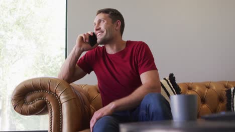 Hombre-Caucásico-Feliz-Pasando-Tiempo-En-Casa-Y-Usando-Un-Teléfono-Inteligente