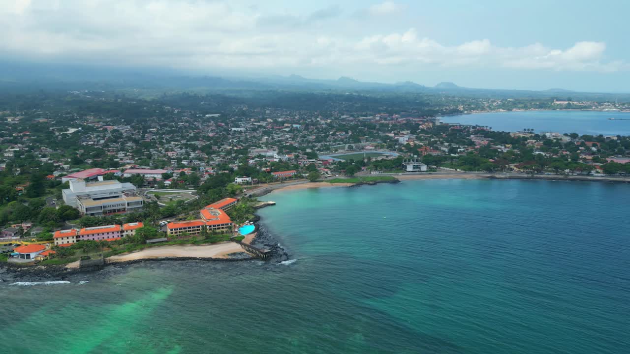 Veduta aerea circolare sul mare con la città di São Tomé e la Baia di Ana Chaves sullo sfondo. São Tomé e Principe, Africa.