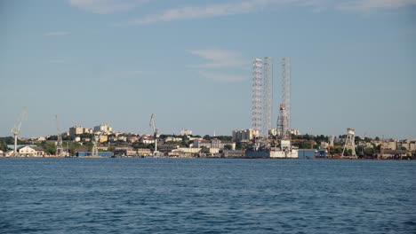 Stadt-Pula-Im-Hintergrund-Und-Ölplattform-Auf-Der-Werft-Uljanik