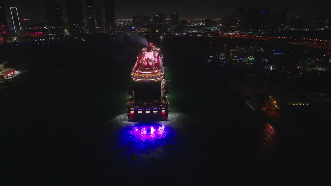 마이애미의 밝고 화려한 유람선