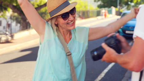 Mann-Macht-Foto-Von-Einer-Frau