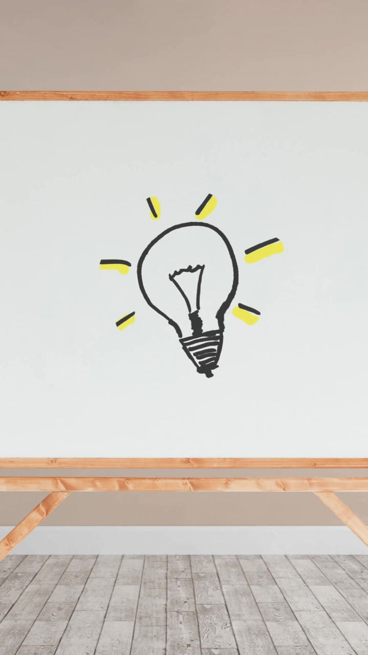 Disegno di una lampadina su una lavagna bianca