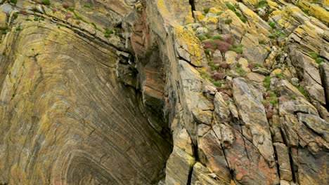 スコットランドの外ヘブリッド諸島のルイス島の沿岸の変形岩層