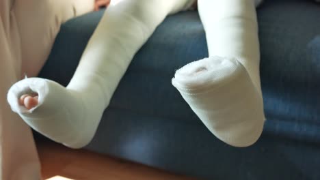 niño pequeño con vendaje de yeso en la pierna