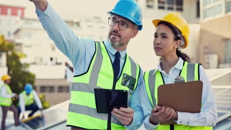 trabajo en equipo, líder o ingenieros con tableta