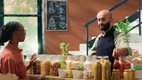 el agricultor trae frutas biológicas en cajas