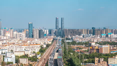 Inversiones-En-Bienes-Raíces,-Lapso-De-Tiempo-Que-Muestra-La-Construcción-De-La-Ciudad-Moderna-Y-Fresca-De-Verano-Y-Nubes-Blancas-Espejo-Vacío