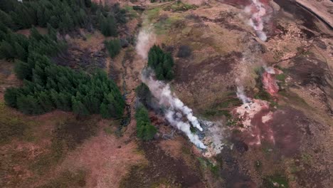 vapores ascendentes en aguas termales en reykjadalur cerca de hveragerdi en el sur de islandia
