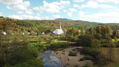 piękna antena nad stowe vermont doskonale uchwyciła małe miasteczko w ameryce