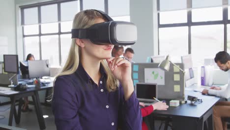 mujer de negocios usando auriculares vr en la oficina moderna