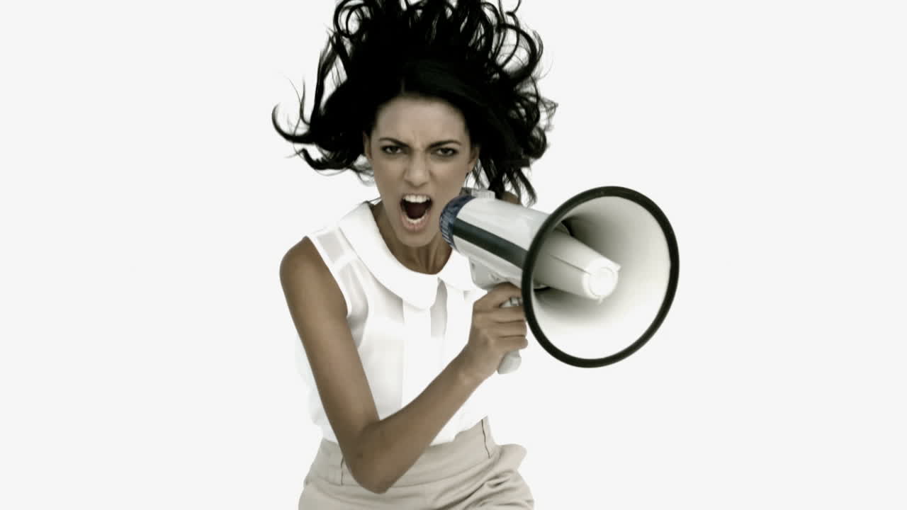 una mujer de negocios enojada gritando en el megáfono y saltando