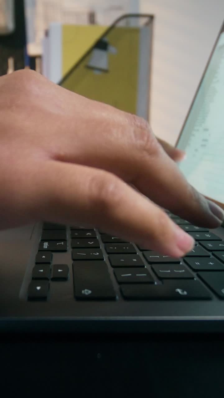 persona escribiendo en una computadora portátil