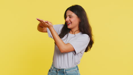 Mujer-Mostrando-Desperdiciando-Tirando-Dinero-Compartido,-Más-Consejos,-Compras-De-Premios-Mayores-De-Lotería-Ganadoras-De-Grandes-Ganancias