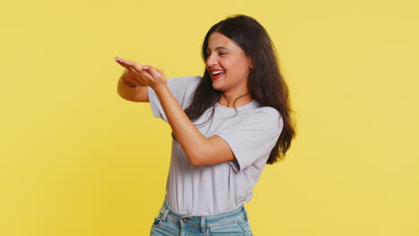 mujer mostrando desperdicio tirando compartir dinero, más propinas, gran ganancia ganar la lotería jackpot compras
