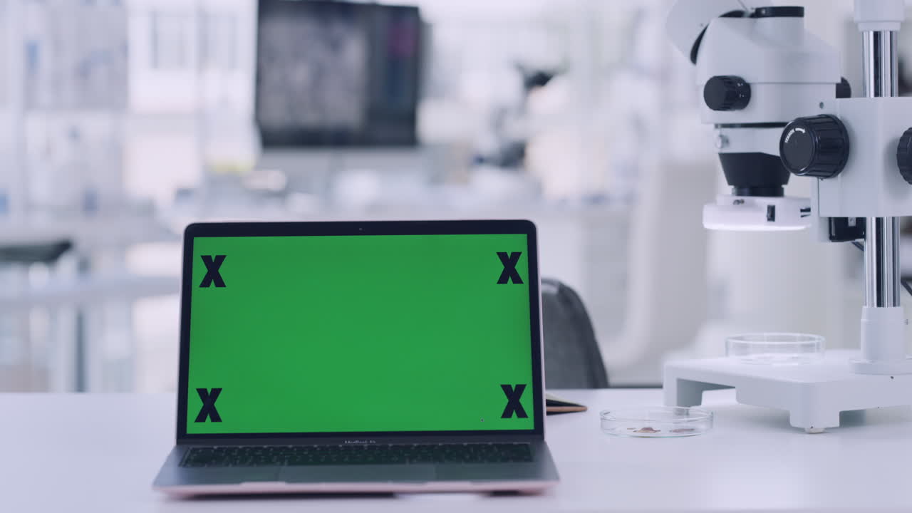 portátil en un laboratorio científico