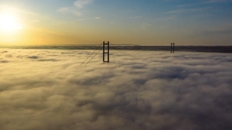 Deslizamiento-Aéreo-Hiper-Lapso-De-Niebla-En-El-Humber-Pasando-Sobre-El-Puente-Humber-Con-El-Sol-En-La-Toma-Para-Comenzar