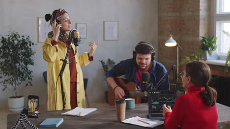 dúo de música cantando en un estudio de grabación durante un concierto en vivo