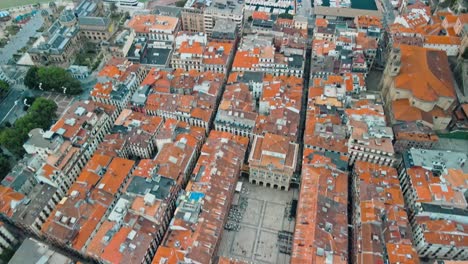 Drohnen-Vogelperspektive-Auf-Orangefarbene-Kolonialdächer-Und-Häuser-Von-San-Sebastian,-Spanien