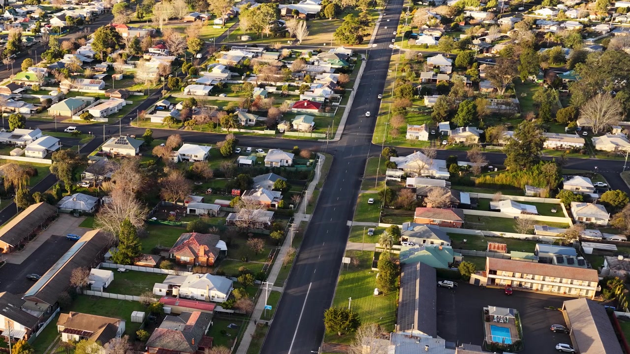 Ripresa aerea con drone di case, strade e spazi verdi a Coonabarabran, Australia