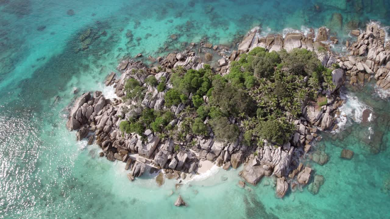 Ripresa drone in risalita che rivela l'isola di Cocos, natura incontaminata, pietre di granito, acqua cristallina turchese, Seychelles 007 30fps.