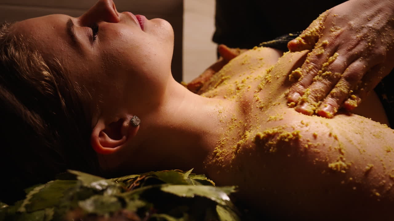 몸 을 는 마사지 를 받는 여자