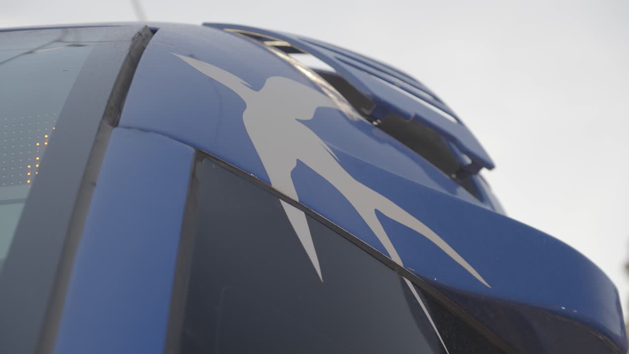 몽펠리에의 파란색 트램 라인 1에 있는 달이의 클로즈업