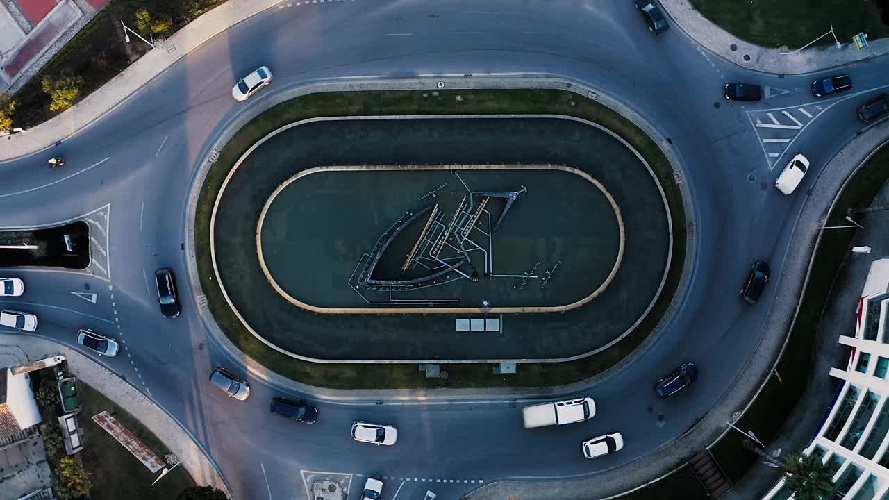 자동차의 공중 시야를 가진 회전교차로.