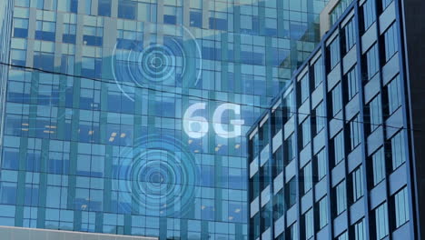 animación de texto 6g, círculos y patrón de placa de circuito sobre edificios modernos de vidrio
