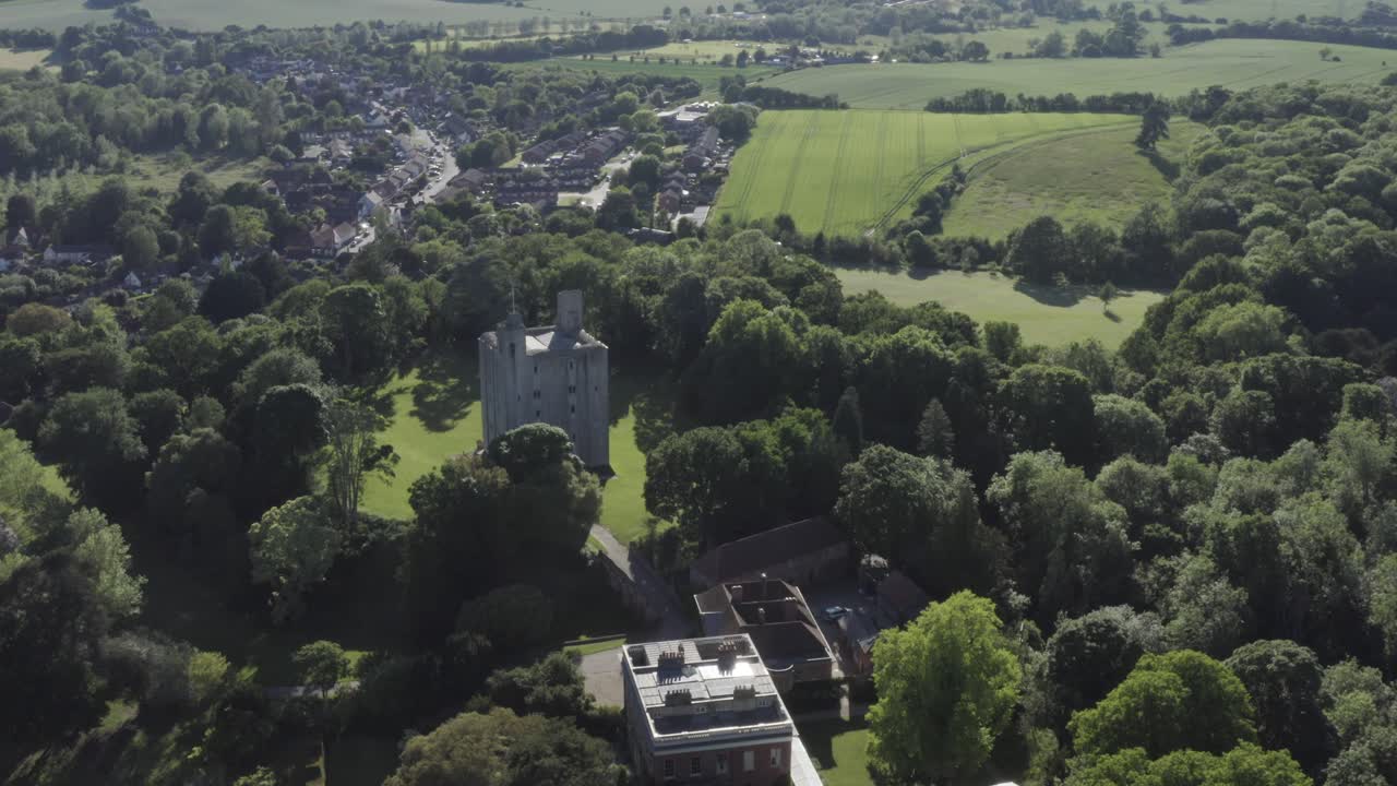 아름다운 헤딩엄 마을과 활기찬 녹지로 둘러싸인 성