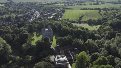 Hermoso-Pueblo-De-Hedingham-Y-Su-Castillo-Rodeado-De-Vibrantes-Campos-Verdes