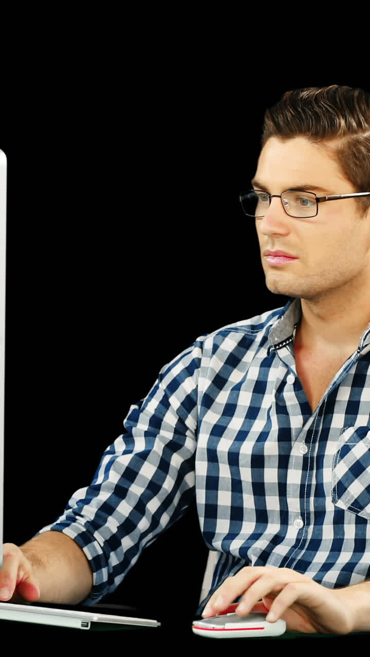 hombre trabajando en el escritorio